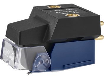 Sort Audio Technica AT-VM520xEB hi-fi pickup i sort og blå plast, set fra højre forfra i trekvart vinkel, gennemsigtigt beskyttelsesdæksel til nålen, gevindindsatser og forgyldte stifter