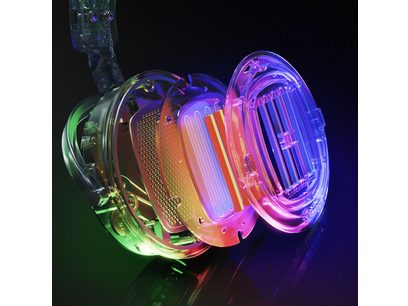 Casque audio ouvert multicolore transparent avec grilles métalliques et éclairage LED rouge, vert et violet, vu de profil