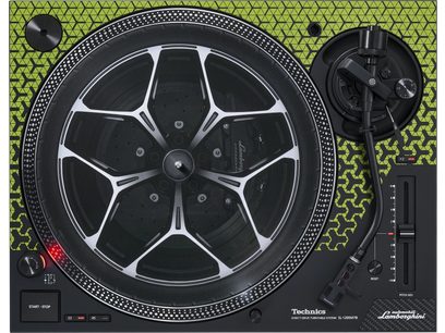 Tehnični hi-fi gramofon SL-1200M7B zelene barve, pogled od zgoraj, okrogla osrednja vrtilna plošča, ročica za branje na desni strani, gumb za zagon/zaustavitev na spodnji levi strani