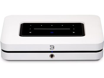 Lecteur audio réseau BlueSound NODE blanc 2025, vue de face, boîtier rectangulaire, écran tactile noir, connecteur central