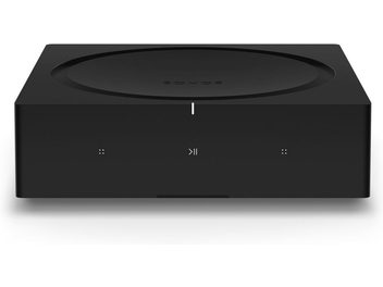 Sonos Amp melns hi-fi stereo pastiprinātājs, skats no priekšpuses, noapaļotas taisnstūra formas, ar pogām un gaismas indikatoriem augšpusē