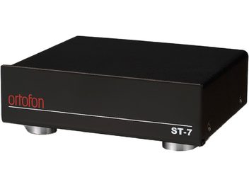 Transformator til pladespiller Ortofon ST-7, set fra trekvart vinkel, sort kabinet, metalfødder, rødt logo, hvid tekst