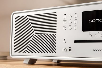 Kompakt Sonoro hi-fi-anlæg i hvid set forfra, perforeret frontpanel, LCD-skærm, kontrolknapper