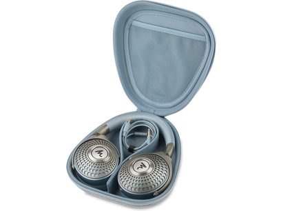 Casque hifi clos Focal AZURYS dans un étui ouvert, avec câble audio enroulé, vu de dessus