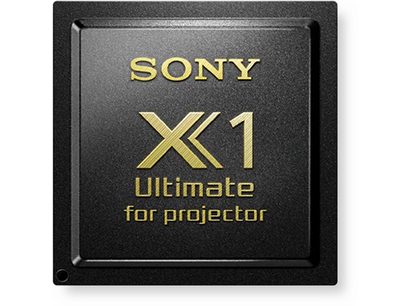 Puce électronique carrée noire "Sony X1 Ultimate for projector" avec inscription dorée en relief sur fond noir mat
