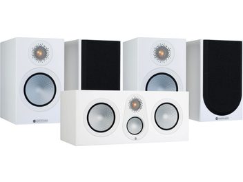 Viis Monitor Audio Silver 50 7G satiinvalget kõlarit, kaks suurt ja kolm väikest, vaatepildis eestvaates valgel taustal