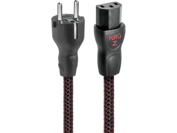 Audioquest NRG-Z3 2 m nätkabel, framsida, svart och röd nylonflätad mantel, texturerade svarta plastkontakter inklusive Schuko-kontakt med metallstift och IEC C13-hona märkt "NRG Z" i rött