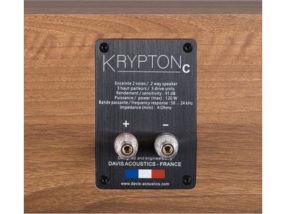 Centerhøjttaler Davis Acoustics Krypton C Classik med rektangulær sort bagplade, hvide inskriptioner, 2 forgyldte terminaler