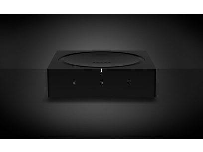 Črn stereo hi-fi ojačevalnik Sonos Amp, pogled od spredaj, pravokotna zaobljena oblika, minimalističen sprednji del z logotipom in osrednjim gumbom