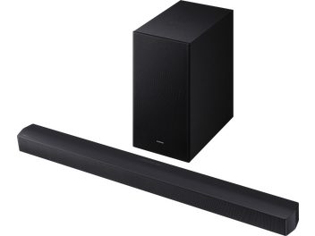 Μαύρη ηχομπάρα Samsung HW-B460F από μέταλλο και ύφασμα με αντίστοιχο ορθογώνιο subwoofer, σε τρισδιάστατη προοπτική τριών τετάρτων
