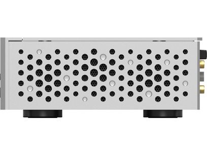 Hõbedane harjatud alumiiniumist Matrix Audio TS-1 võrgumängija, parem külgvaade: suur ümmargune perforeeritud ventilatsioonivõre, kaks musta silindrilist jalga ja osaliselt nähtavad kullatud RCA-pistikud