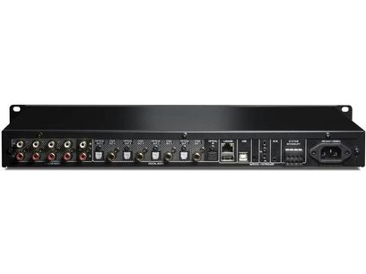 Lecteur audio réseau NAD CI 580 V2 noir, vue de face, 8 entrées audio, port Ethernet, port USB, écran LCD