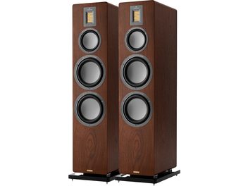 Paire d’enceintes colonne AudioVector QR7 SE noyer, boîtier en bois noyer brun, face avant avec tweeter ruban rectangulaire doré et trois haut-parleurs circulaires gris, montées sur socles noirs à pointes, vue en trois quarts