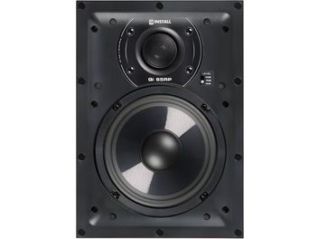 Priekšējais skats uz Q Acoustics Qi65RP sēriju melno iebūvējamo sienas akustisko sistēmu ar tās taisnstūra metāla rāmi, kurā ir desmit piestiprināšanas punkti, augšējā augstskaitļa blakus esošo līmeņa pārslēdzēju, kas aizsargāts ar metāla režģi, un divkrāsainu (melns-pelēks) kompozīta membrānas basu skaitli.
