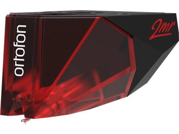 Ortofon 2MR rød vinylpickup, set fra siden, med blankt sort kabinet og rød, translucent nåle