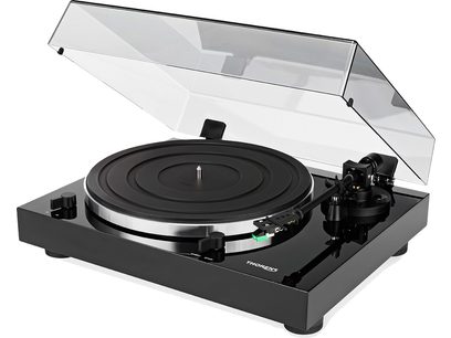 Platine vinyles Thorens TD 202 noir laqué, vue de dessus en plongée, couvercle ouvert, bras de lecture avec cellule
