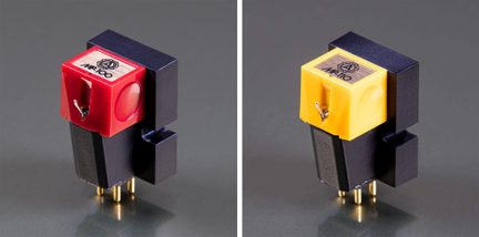 Montage côte à côte de deux cellules phono vues en trois-quarts avant, boîtiers supérieurs en plastique rouge et jaune avec insert en bois imprimé, corps noir et quatre broches dorées apparentes