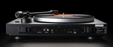 Platine vinyle noire à châssis aspect bois, plateau métallique argenté, vue arrière présentant connecteurs audio RCA, sélecteur phono/line, prise alimentation DC et bras de lecture en métal