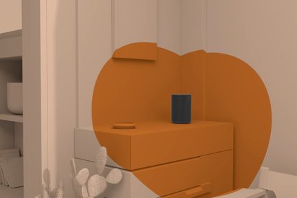 Oranžna srčasta omara z modro pravokotno nalepko na strani, postavljena na beli površini