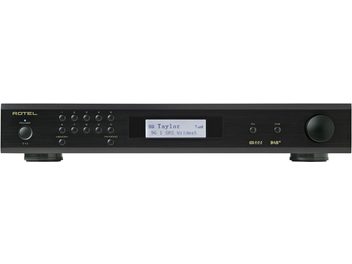 Tuner Rotel T11 noir, face avant, affichage LCD bleu, boutons et molettes argentés, prise casque jack 6,35 mm