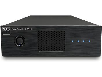 NAD CI-PA4-60 multikanals effektförstärkare i svart borstad metall, framifrån, med rund knapp till vänster, perforerad galler i mitten och tre blå LED-indikatorer till höger