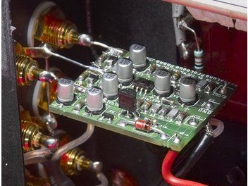 Scheda elettronica PrimaLuna PhonoLogue con componenti elettronici, condensatori e resistenze, vista ravvicinata dall'alto