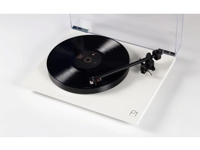 Platine vinyles hi-fi Rega Planar 1 Plus blanc mat, vue de dessus, plateau noir, bras de lecture noir, couvercle transparent