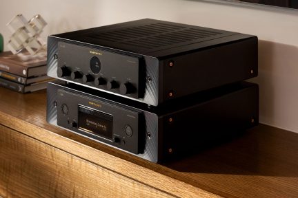 Deux amplificateurs audio noirs empilés, vus de face, avec boutons et prises sur la façade avant