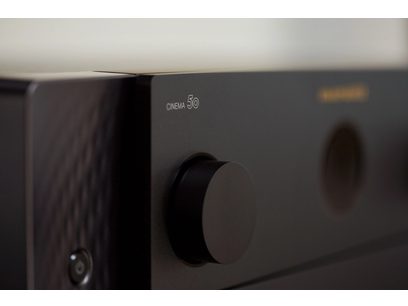 Ampli home-cinéma Marantz Cinema 50 noir, vue rapprochée façade avant, bouton rotatif volume et logo