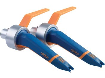 To DJ-pladespillerceller fra Ortofon Concorde MKII TWIN, blå og orange, med nåle, set oppefra