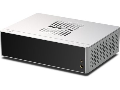 Hõbedane alumiiniumist Matrix Audio TS-1 võrgumängija, vaade eest kolmveerand nurga alt, sile must esipaneel, üla- ja paremal küljel ümmargused ventilatsiooniavad, esipaneeli paremas servas vertikaalselt joondatud kaks jack-pistikut