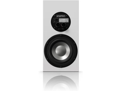 Βιβλιοθήκη ηχείων Amphion Argon 3S σε μαύρο και λευκό χρώμα, μπροστινή όψη, κεντρικό κυκλικό ηχείο, πάνω από αυτό ορθογώνιο tweeter