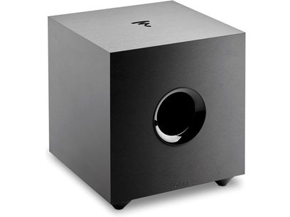 Caisson de basse cubique noir mat avec ouverture circulaire noire sur la face avant, vue de trois-quarts avant