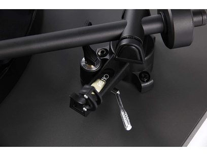 Platine vinyles hi-fi Rega Planar 1 noir mat, bras de lecture avec cellule, lève-bras et contrepoids, vue rapprochée