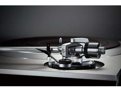 Platine vinyles Technics SL-1500CEG-S argent, vue de dessus en gros plan, bras de lecture avec cellule et contrepoids