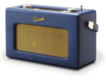 Radio de table Roberts Revival iStream 3L bleu minuit, boîtier rectangulaire en similicuir bleu marine avec poignée latérale assortie, grille haut-parleur métallique dorée et boutons crème sur le dessus, vue trois-quarts avant