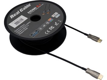 Câble HDMI Real Cable HD-OPTIC 8K 15m noir, enroulé, connecteurs HDMI visibles aux extrémités, sur fond blanc