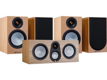 Monitor Audio Silver 50 7G riiulikõlarite komplekt heledas saarepuidust viimistlusega, mustade kõlaritega ja metallist võredega, eestvaade