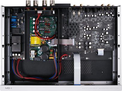 Ülaltvaade Matrix Audio MD-1P integreeritud stereo hi-fi võimendi sisemusele: avatud hõbedane metallkorpus paljastab mustad trükkplaadid, mis on tihedalt täidetud valgete kondensaatoritega, musta kapsliga trafoga, vaskmähiste ja punase-sinise juhtmestikuga.