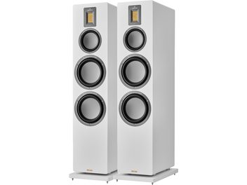 Paire d’enceintes colonne AudioVector QR7 SE, boîtier à finition blanc mat avec tweeter à ruban doré et trois haut-parleurs circulaires noirs superposés, vue de trois-quarts avant