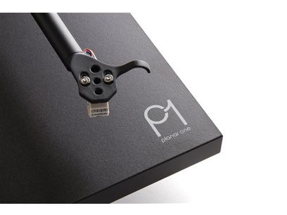 Platine vinyles Rega Planar 1 noir mat, vue de détail du bras de lecture avec cellule, sur fond gris foncé