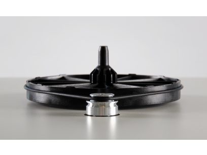 Platine vinyle Rega Planar 1 Plus blanc mat, vue de face rapprochée centrée sur le plateau et le bras de lecture noir
