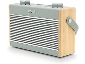 Radio de table Roberts Rambler Max bleu ciel, boîtier rectangulaire en bois clair avec façade à grille métallique horizontale, deux gros boutons circulaires sur le dessus et sangle latérale assortie, vue de trois-quarts avant