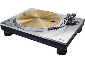 Platine vinyles Technics SL-1300GE-S, vue en angle, plateau doré, bras de lecture argenté, socle gris, pieds noirs