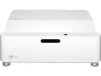 Optoma GT3500HDR beli video projektor, pogled od spredaj, s centriranim objektivom in infrardečim senzorjem spodaj na desni strani