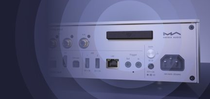Hõbedasest alumiiniumist audioseadme tagakülg, millel on kullatud RCA-pistikud, kaks USB-A porti, RJ45 võrgupesa, kaks Trigger jack-pesa, valge Earth-nupp, silindriline toitepesa ja must IEC toitepistik, paremal graveeritud Matrix Audio logo