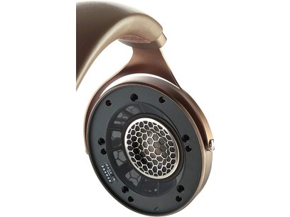 Casque hifi ouvert Focal Clear MG, vue latérale, oreillette droite avec grille hexagonale noire et arceau bronze