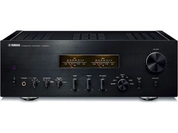 Parte frontale di un amplificatore hi-fi stereo Yamaha A-S2200 nero in alluminio spazzolato con quadranti dorati e manopole