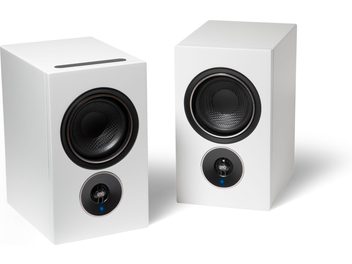 Deux enceintes acoustiques PSB Alpha iQ blanc mat, de face, boîtiers cubiques blancs, haut-parleurs noirs, LED bleue