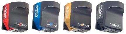 Quatre cellules phono en vue de trois quarts, corps rectangulaire, coins arrondis, finitions rouge, bleu, or, noir, logo visible